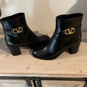 EUC Valentino VLOGO SIGNATURE CALFSKIN ANKLE BOOT 75MM